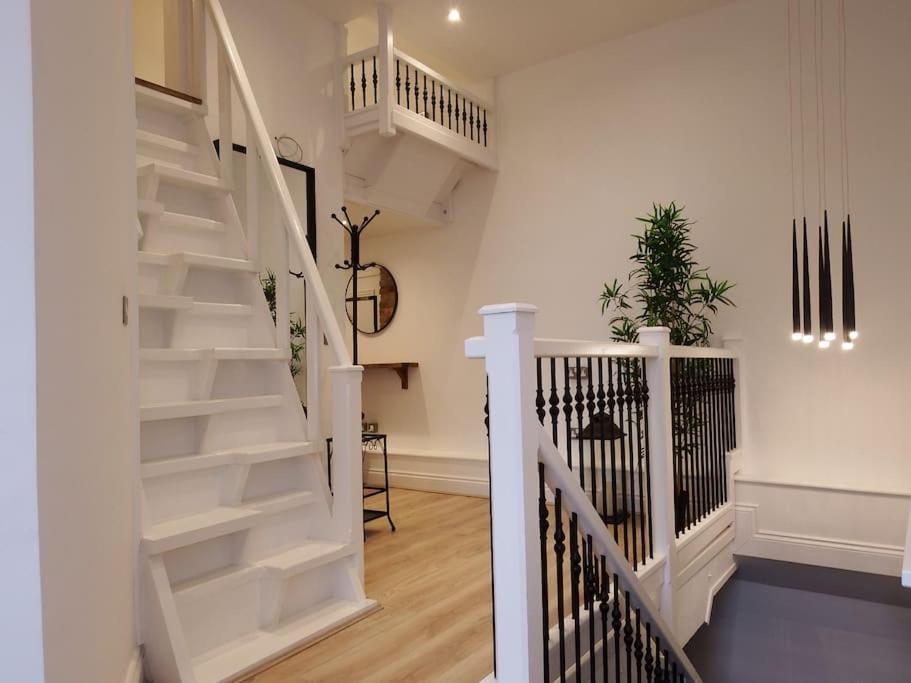 Newly Renovated Stunning Warehouse Apartment 본머스 외부 사진