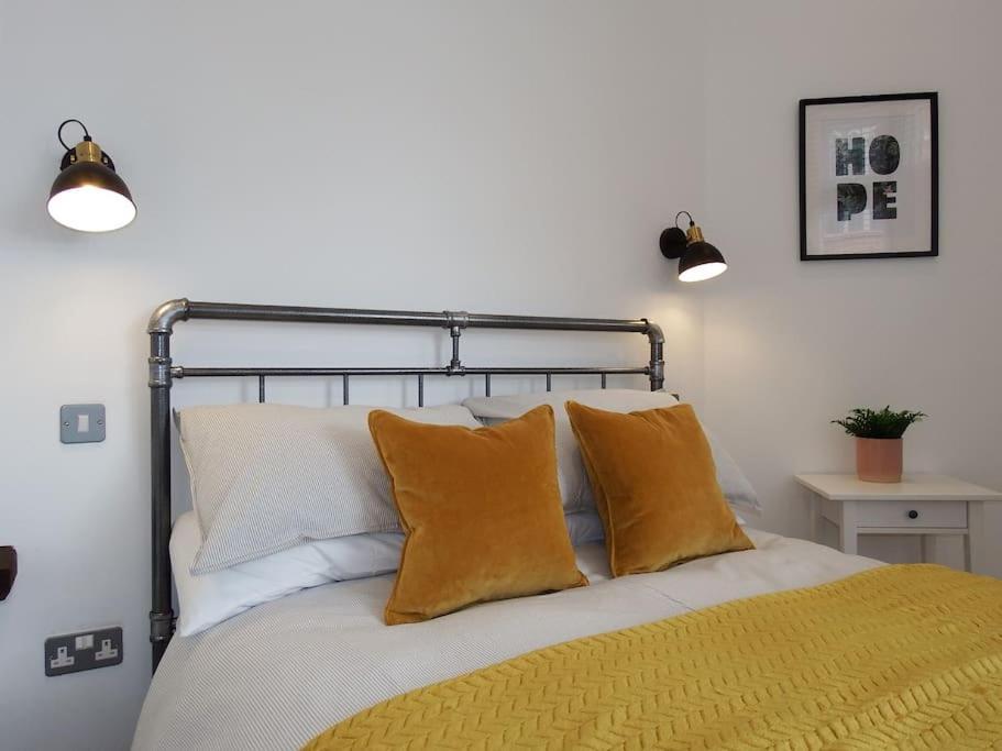Newly Renovated Stunning Warehouse Apartment 본머스 외부 사진