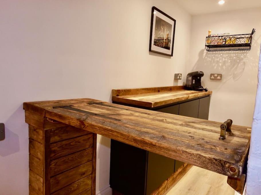 Newly Renovated Stunning Warehouse Apartment 본머스 외부 사진