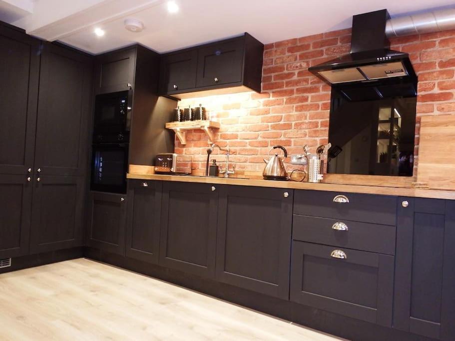 Newly Renovated Stunning Warehouse Apartment 본머스 외부 사진