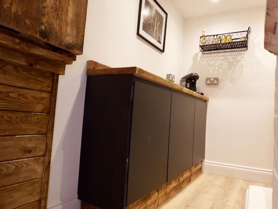 Newly Renovated Stunning Warehouse Apartment 본머스 외부 사진