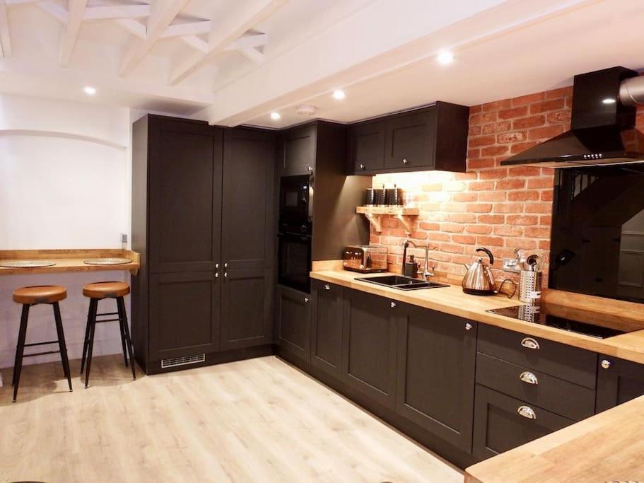 Newly Renovated Stunning Warehouse Apartment 본머스 외부 사진