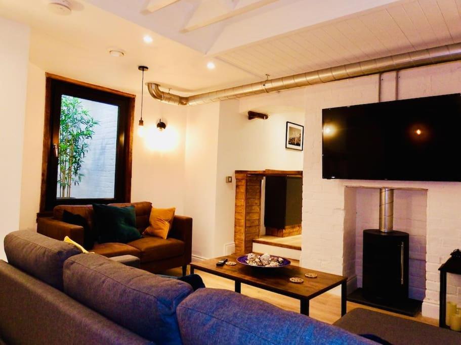 Newly Renovated Stunning Warehouse Apartment 본머스 외부 사진