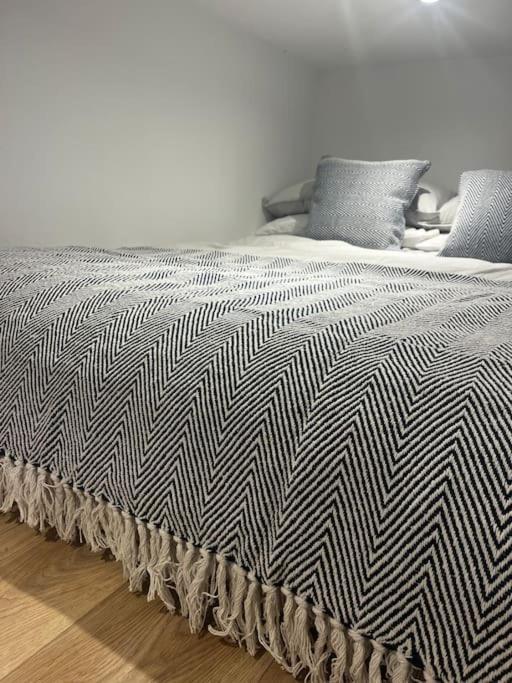 Newly Renovated Stunning Warehouse Apartment 본머스 외부 사진