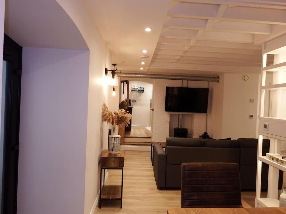 Newly Renovated Stunning Warehouse Apartment 본머스 외부 사진