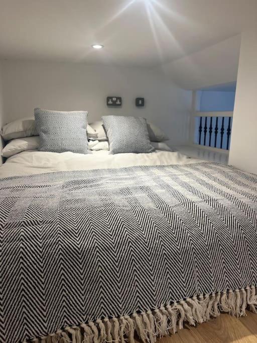 Newly Renovated Stunning Warehouse Apartment 본머스 외부 사진