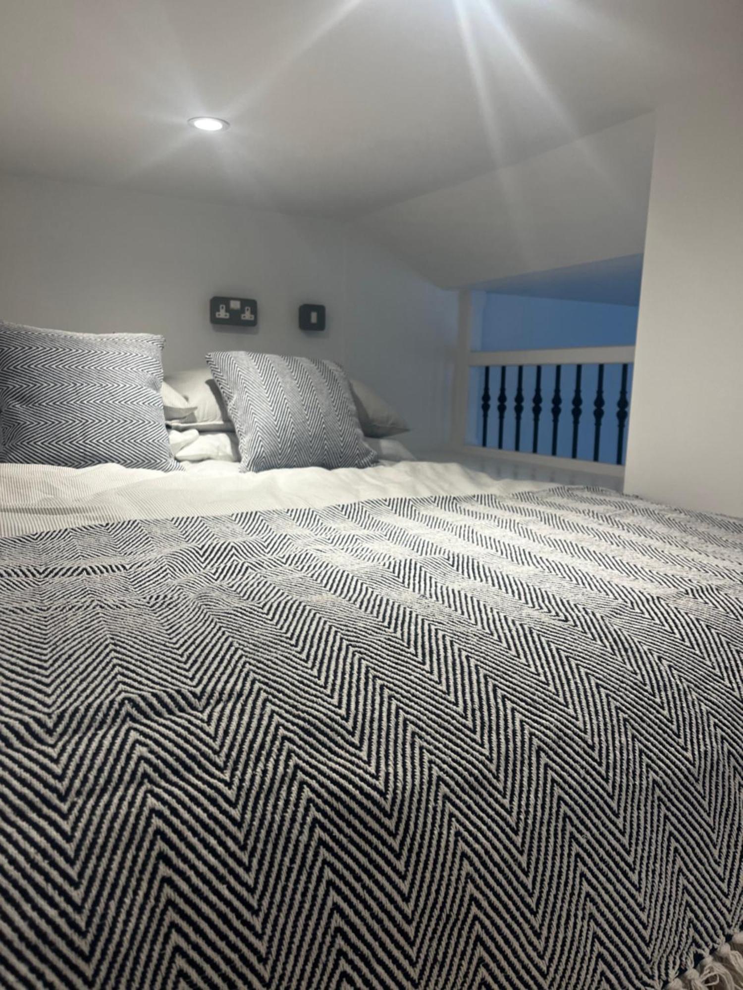Newly Renovated Stunning Warehouse Apartment 본머스 외부 사진