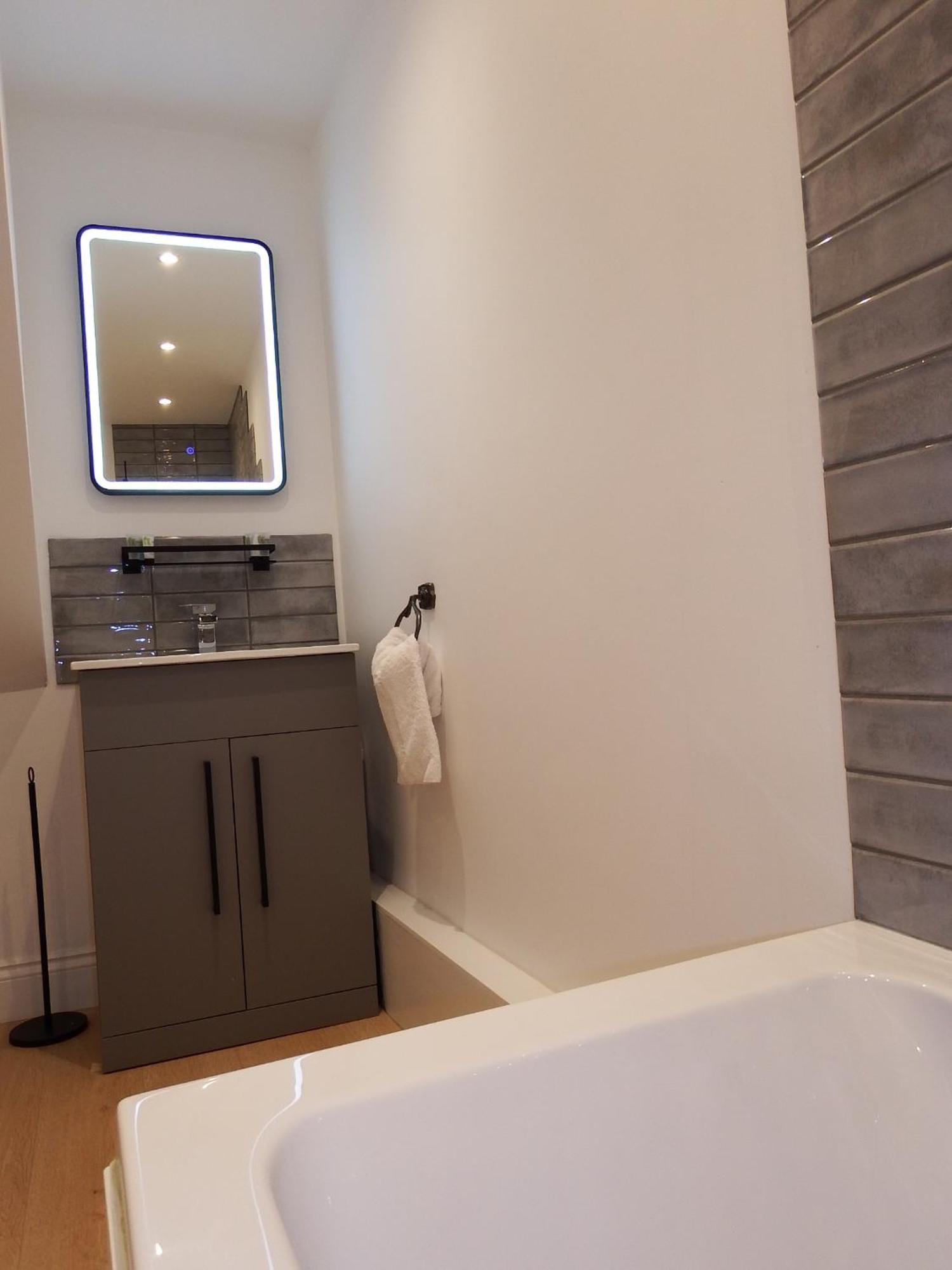 Newly Renovated Stunning Warehouse Apartment 본머스 외부 사진
