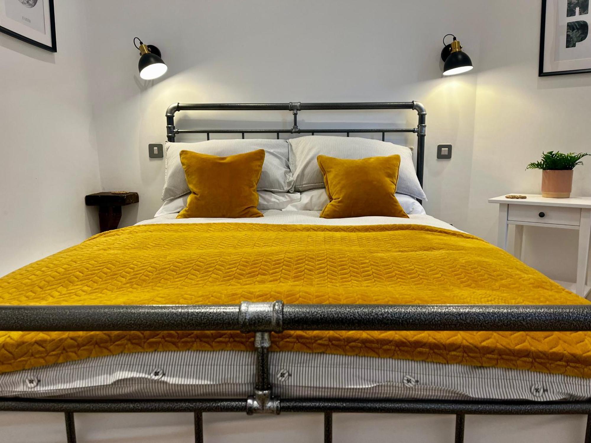 Newly Renovated Stunning Warehouse Apartment 본머스 외부 사진