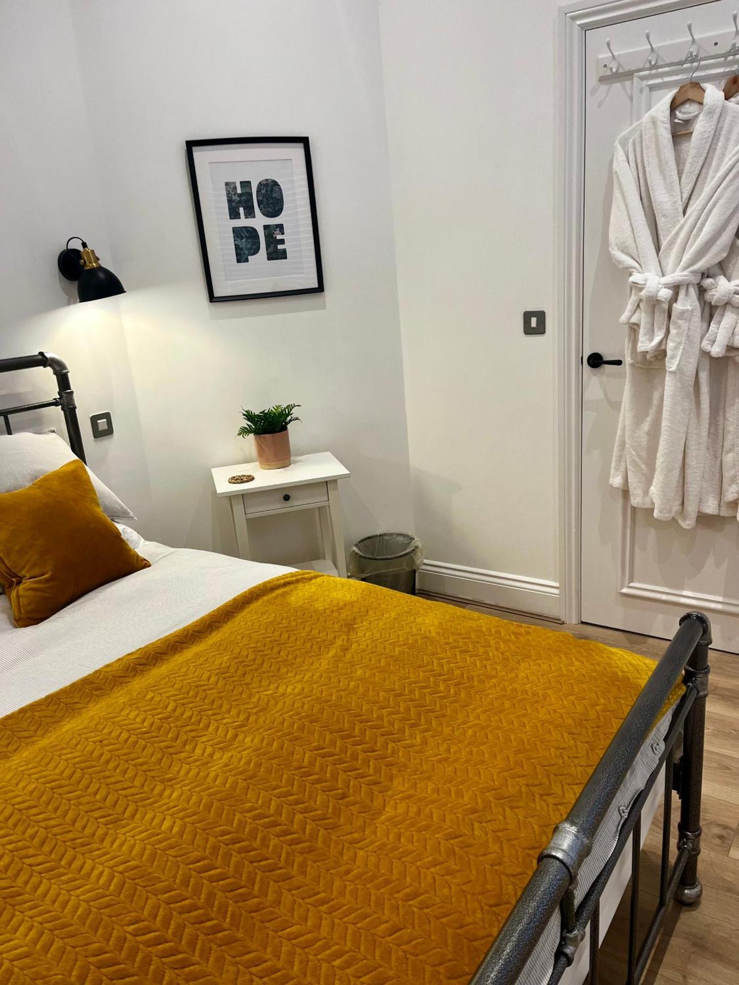Newly Renovated Stunning Warehouse Apartment 본머스 외부 사진
