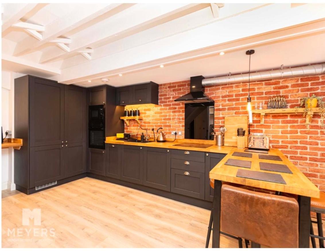 Newly Renovated Stunning Warehouse Apartment 본머스 외부 사진